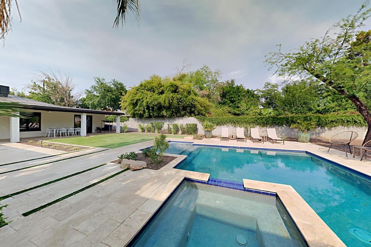 Sunscape Dreamhouse - Opulent Poolside Paradise Home テンピ エクステリア 写真